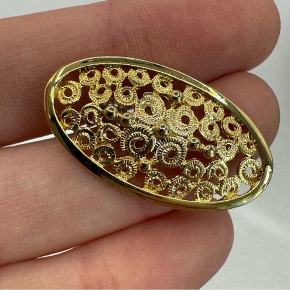 Vintage gold tone Etruscan style large textured oval stud earrings - Picture 8 of 10